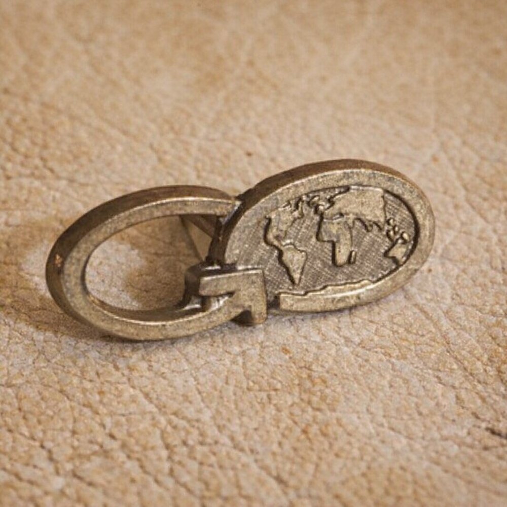 GO Interconnected Oval Loops Arrow World Vintage Logo Lapel Pin